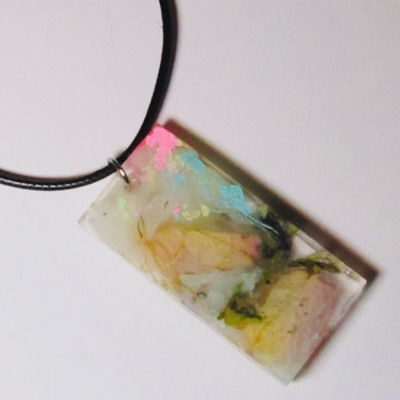 Rose petal resin pendant large bar with hole - Picture 2 of 16